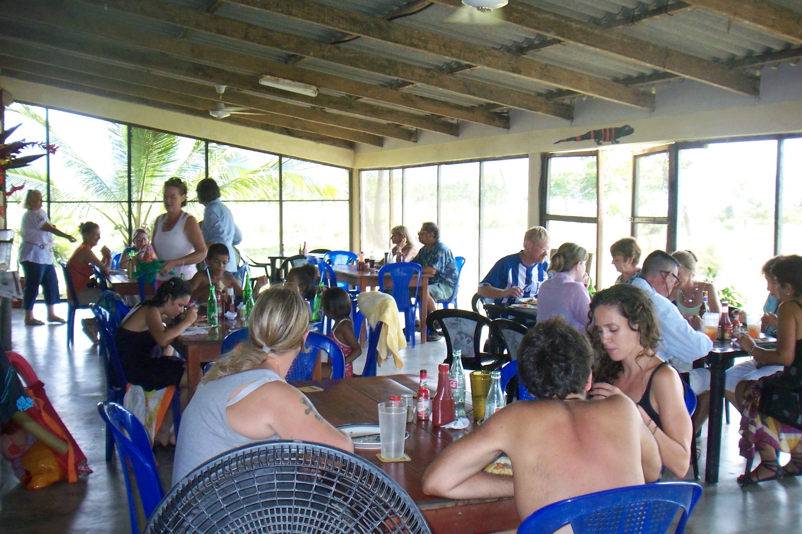 lunch-crowd-kiwi-restaurant-trujillo-honduras