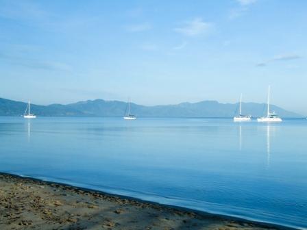 yachts-calm-sea-trujillo-bay-kiwi-beachfront-property
